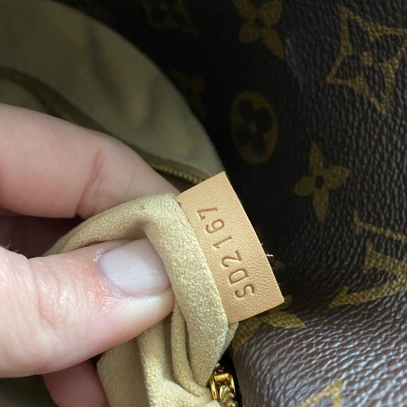 Louis Vuitton - Picture 5 of 7